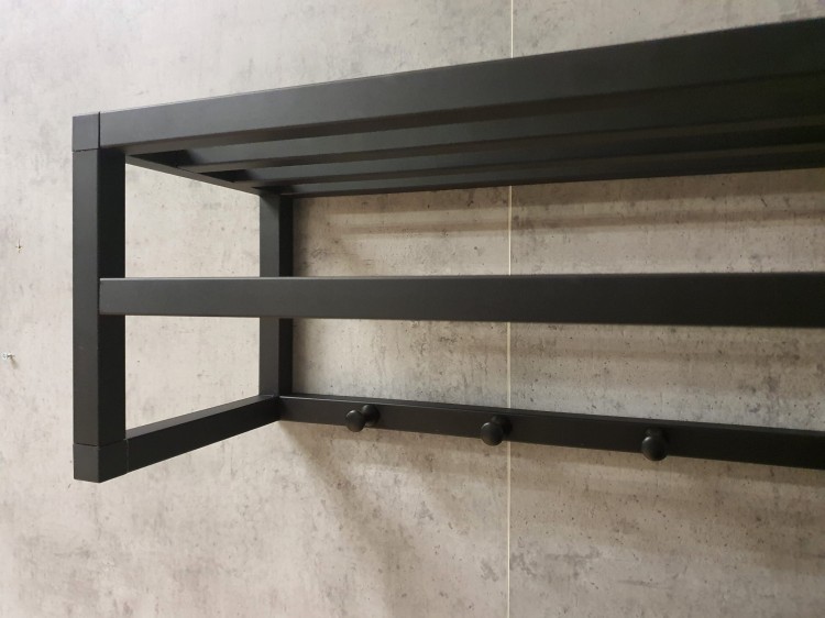 czarny wieszak na ubrania