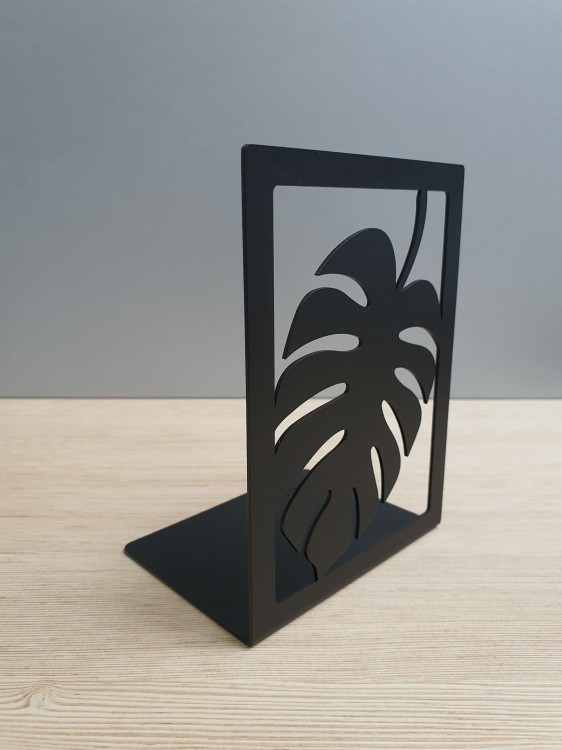 dekoracja-metalowa-ksiazki-czarna-monstera